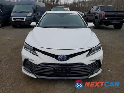 Piąte zdjęcie samochodu w środku: 2021 TOYOTA CAMRY HYBRID LE VIN:4T1C31AKXMU556286 - miniatura