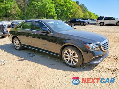 Czwarte zdjęcie samochodu z boku: 2018 MERCEDES-BENZ E 300 4MATIC VIN:WDDZF4KB1JA355997 - miniatura
