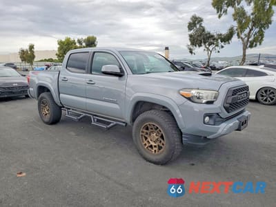 Czwarte zdjęcie samochodu z boku: 2018 TOYOTA TACOMA SR V6 VIN:5TFCZ5ANXJX130421 - miniatura