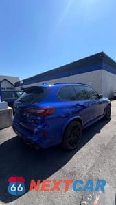 Czwarte zdjęcie samochodu z boku: 2021 BMW X5 M VIN:5YMJU0C09M9E32439 - miniatura