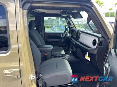 Piąte zdjęcie samochodu w środku: 2025 JEEP WRANGLER SPORT VIN:1C4PJXDN2SW521926 - miniatura