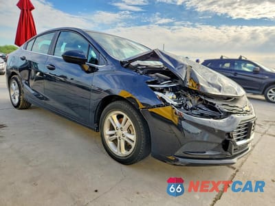 Czwarte zdjęcie samochodu z boku: 2017 CHEVROLET CRUZE LT VIN:1G1BE5SM5H7236176 - miniatura