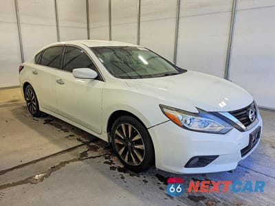 Czwarte zdjęcie samochodu z boku: 2018 NISSAN ALTIMA 2.5 SV VIN:1N4AL3AP9JC214841 - miniatura