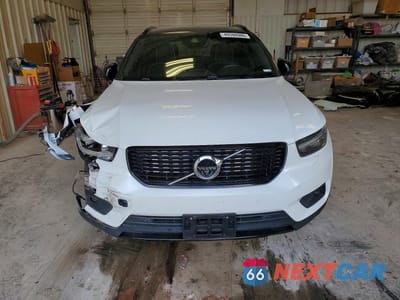 Piąte zdjęcie samochodu w środku: 2019 VOLVO XC40 T5 MOMENTUM VIN:YV4162XZ0K2004475 - miniatura