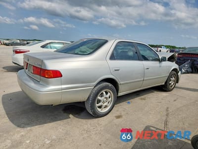 Trzecie zdjęcie samochodu z tyłu: 2000 TOYOTA CAMRY LE VIN:JT2BG22K7Y0431941 - miniatura