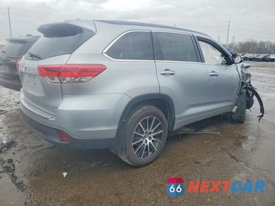 Trzecie zdjęcie samochodu z tyłu: 2017 TOYOTA HIGHLANDER SE VIN:5TDJZRFH5HS370607 - miniatura