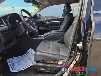 Piąte zdjęcie samochodu w środku: 2018 TOYOTA HIGHLANDER LE PLUS VIN:5TDBZRFH1JS816049 - miniatura