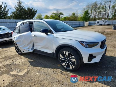 Czwarte zdjęcie samochodu z boku: 2024 VOLVO XC40 PLUS VIN:YV4L12UL4R2223876 - miniatura