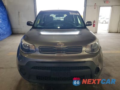 Piąte zdjęcie samochodu w środku: 2018 KIA SOUL BASE VIN:KNDJN2A21J7585519 - miniatura
