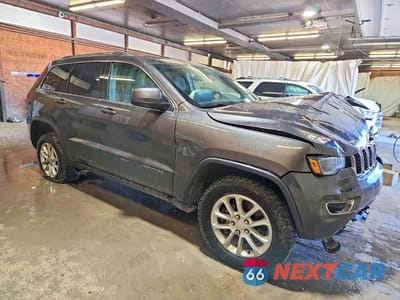 Czwarte zdjęcie samochodu z boku: 2021 JEEP GRAND CHEROKEE LAREDO VIN:1C4RJFAG2MC527853 - miniatura
