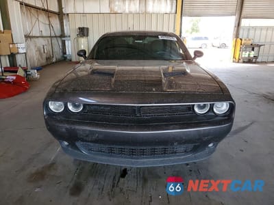 Piąte zdjęcie samochodu w środku: 2021 DODGE CHALLENGER SXT VIN:2C3CDZAGXMH668234 - miniatura