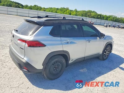 Trzecie zdjęcie samochodu z tyłu: 2023 TOYOTA COROLLA CROSS HYBRID SE VIN:7MUFBABG3PV013441 - miniatura