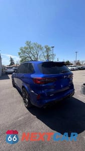 Trzecie zdjęcie samochodu z tyłu: 2021 BMW X5 M VIN:5YMJU0C09M9E32439 - miniatura