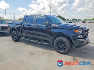 Czwarte zdjęcie samochodu z boku: 2021 CHEVROLET SILVERADO K1500 TRAIL BOSS CUSTOM VIN:3GCPYCEF5MG439881 - miniatura