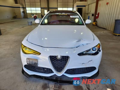 Piąte zdjęcie samochodu w środku: 2017 ALFA ROMEO GIULIA TI VIN:ZARFAECN9H7537907 - miniatura