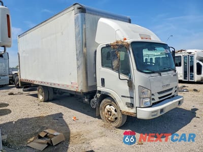 Czwarte zdjęcie samochodu z boku: 2021 ISUZU NPR HD DELIVERY TRUCK VIN:54DC4W1D7MS206704 - miniatura