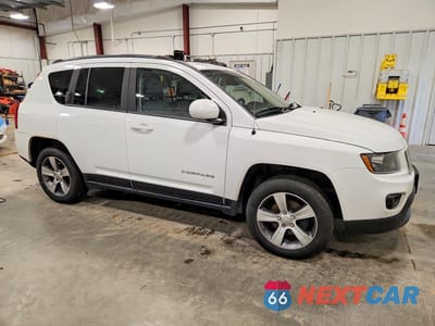 Czwarte zdjęcie samochodu z boku: 2017 JEEP COMPASS LATITUDE VIN:1C4NJCEA4HD118059 - miniatura