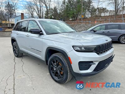 Czwarte zdjęcie samochodu z boku: 2025 JEEP GRAND CHEROKEE LAREDO VIN:1C4RJHAGXS8656063 - miniatura