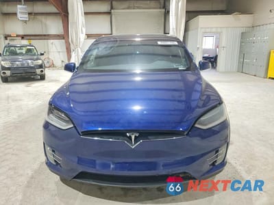 Piąte zdjęcie samochodu w środku: 2018 TESLA MODEL X VIN:5YJXCBE23JF102438 - miniatura