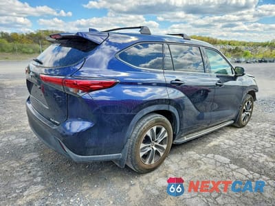 Trzecie zdjęcie samochodu z tyłu: 2021 TOYOTA HIGHLANDER XLE VIN:5TDHZRBH3MS160666 - miniatura