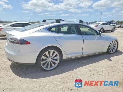 Trzecie zdjęcie samochodu z tyłu: 2013 TESLA MODEL S VIN:5YJSA1CN4DFP04115 - miniatura