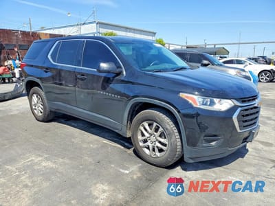 Czwarte zdjęcie samochodu z boku: 2020 CHEVROLET TRAVERSE LS VIN:1GNERFKWXLJ228352 - miniatura