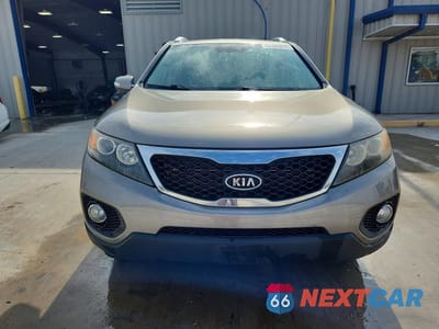 Piąte zdjęcie samochodu w środku: 2012 KIA SORENTO LX VIN:5XYKT3A69CG254308 - miniatura