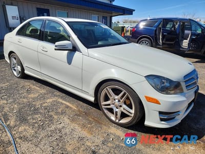 Czwarte zdjęcie samochodu z boku: 2012 MERCEDES-BENZ C 300 4MATIC VIN:WDDGF8BB6CR237947 - miniatura