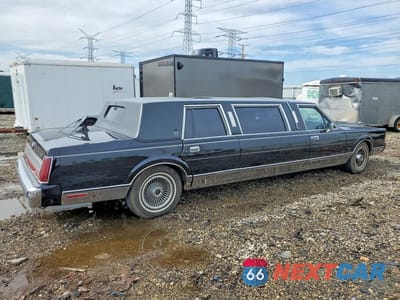 Trzecie zdjęcie samochodu z tyłu: 1989 LINCOLN TOWN CAR VIN:1LNBM81F7KY658963 - miniatura