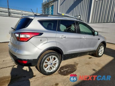 Trzecie zdjęcie samochodu z tyłu: 2018 FORD ESCAPE SE VIN:1FMCU9GD7JUB32550 - miniatura