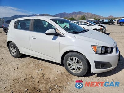 Czwarte zdjęcie samochodu z boku: 2016 CHEVROLET SONIC LT VIN:1G1JC6SH4G4104455 - miniatura
