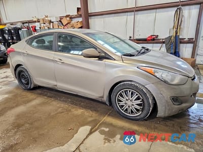 Czwarte zdjęcie samochodu z boku: 2013 HYUNDAI ELANTRA GLS VIN:5NPDH4AE6DH453835 - miniatura