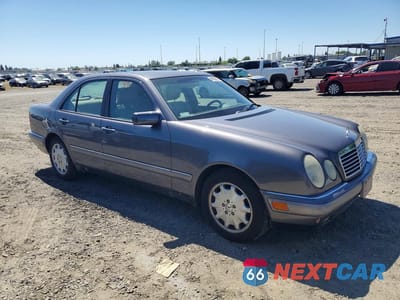 Czwarte zdjęcie samochodu z boku: 1997 MERCEDES-BENZ E 320 VIN:WDBJF55F5VA403159 - miniatura