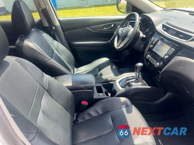 Piąte zdjęcie samochodu w środku: 2016 NISSAN ROGUE SL VIN:5N1AT2MV5GC886219 - miniatura