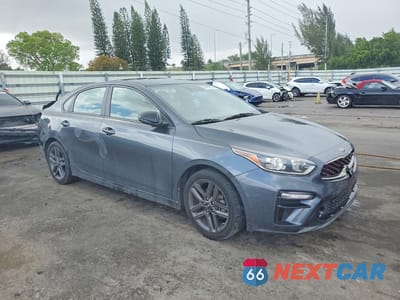 Czwarte zdjęcie samochodu z boku: 2021 KIA FORTE GT LINE VIN:3KPF34AD4ME308327 - miniatura