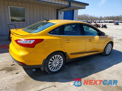Trzecie zdjęcie samochodu z tyłu: 2012 FORD FOCUS TITANIUM VIN:1FAHP3J23CL271918 - miniatura