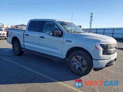 Czwarte zdjęcie samochodu z boku: 2024 FORD F150 LIGHTNING XLT VIN:1FTVW3LK1RWG31174 - miniatura