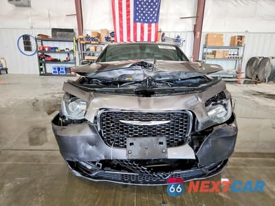 Piąte zdjęcie samochodu w środku: 2018 CHRYSLER 300 S VIN:2C3CCABG2JH214445 - miniatura