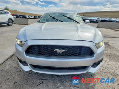 Piąte zdjęcie samochodu w środku: 2017 FORD MUSTANG VIN:1FA6P8AM3H5311075 - miniatura