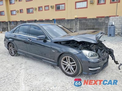 Czwarte zdjęcie samochodu z boku: 2012 MERCEDES-BENZ C 250 VIN:WDDGF4HB2CA621934 - miniatura