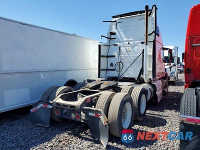Czwarte zdjęcie samochodu z boku: 2013 VOLVO VNL SEMI TRUCK VIN:4V4NC9EG0DN139775 - miniatura