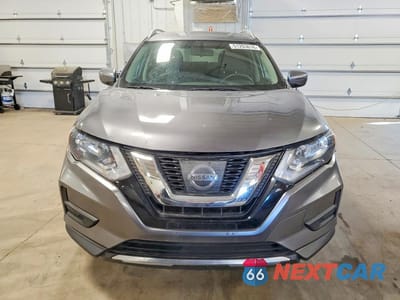 Piąte zdjęcie samochodu w środku: 2017 NISSAN ROGUE SV VIN:KNMAT2MV9HP584219 - miniatura