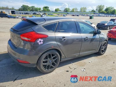 Trzecie zdjęcie samochodu z tyłu: 2016 FORD FOCUS SE VIN:1FADP3K28GL328407 - miniatura