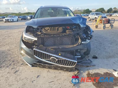 Piąte zdjęcie samochodu w środku: 2023 VOLVO XC60 PLUS VIN:YV4L12RE0P1391480 - miniatura