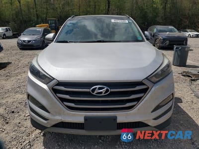 Piąte zdjęcie samochodu w środku: 2018 HYUNDAI TUCSON VALUE VIN:KM8J3CA26JU714444 - miniatura