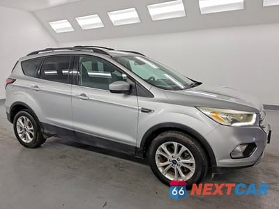 Czwarte zdjęcie samochodu z boku: 2017 FORD ESCAPE SE VIN:1FMCU9GD7HUD29423 - miniatura