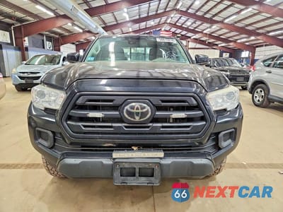Piąte zdjęcie samochodu w środku: 2018 TOYOTA TACOMA SR VIN:5TFSX5EN0JX059984 - miniatura