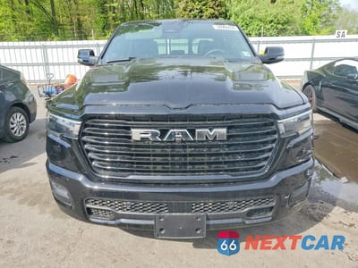 Piąte zdjęcie samochodu w środku: 2025 RAM 1500 LARAMIE VIN:1C6SRFJP4SN582470 - miniatura