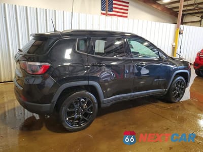 Trzecie zdjęcie samochodu z tyłu: 2022 JEEP COMPASS LATITUDE VIN:3C4NJDBB7NT167278 - miniatura