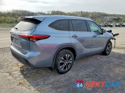 Trzecie zdjęcie samochodu z tyłu: 2021 TOYOTA HIGHLANDER XLE VIN:5TDHZRBHXMS095024 - miniatura
